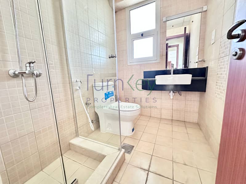 High floor | Spacious | semi closed kitched - Image 10