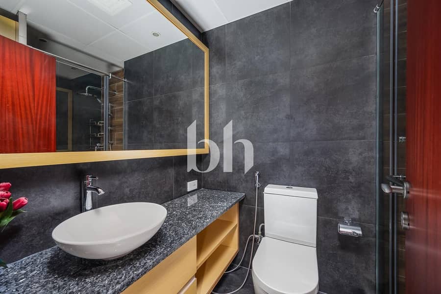 Vacant| Upgraded | sea view| 3 bedroom plus maids - Image 8