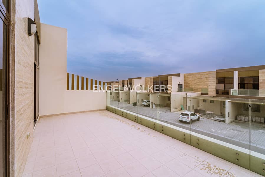 Spacious | Single Row | Corner Unit | Vacant soon - Image 11