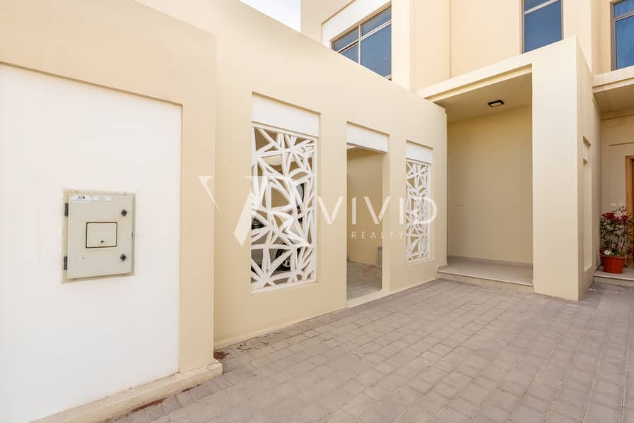 Single Row I Maid's Room I Pristine Condiition