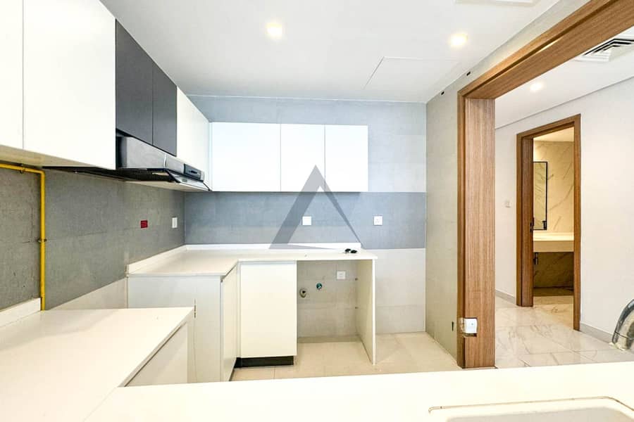 Spacious 1BR | High Floor Balcony | Gym & Pool Access