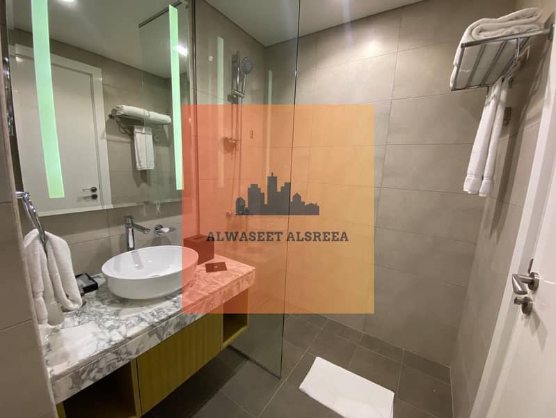 Vacant - luxurious 1 Bedroom Apartment - Distress Price- 1.1 million