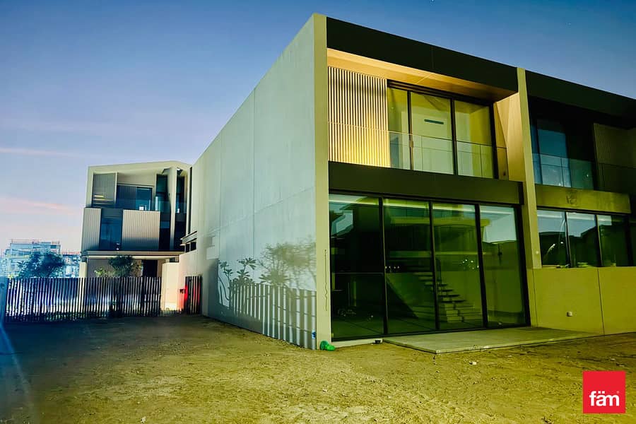 4617 SQFTCORNER | BIGGEST SIZE |SINGLE ROW