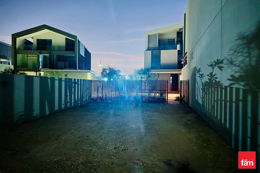 4617 SQFTCORNER | BIGGEST SIZE |SINGLE ROW