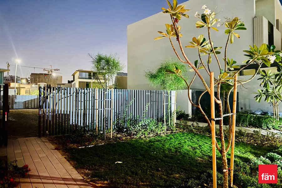 4617 SQFTCORNER | BIGGEST SIZE |SINGLE ROW