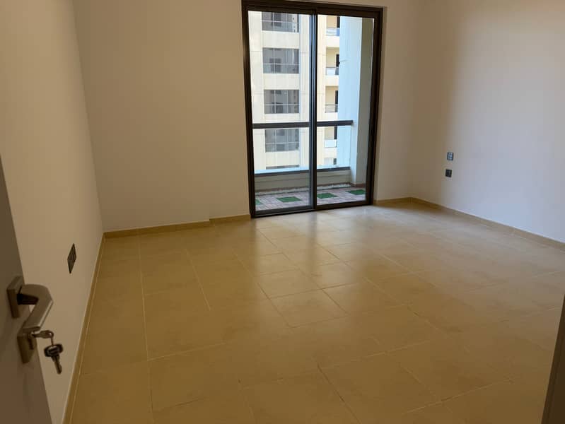 VACANT | UPGRADED | MARINA / SEA VIEW - Image 11