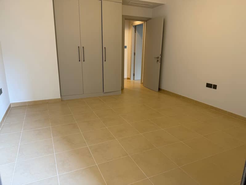 VACANT | UPGRADED | MARINA / SEA VIEW - Image 12