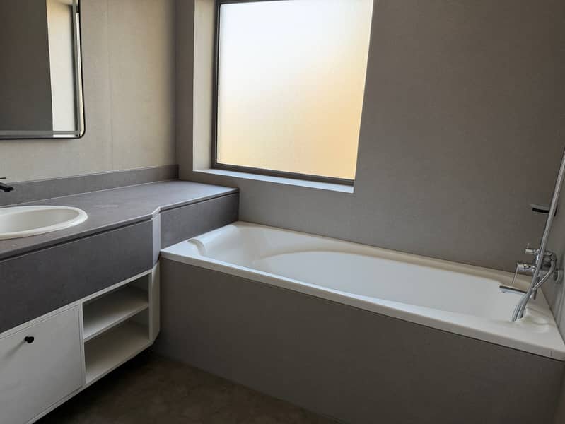 VACANT | UPGRADED | MARINA / SEA VIEW - Image 14