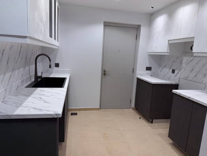 VACANT | UPGRADED | MARINA / SEA VIEW - Image 17