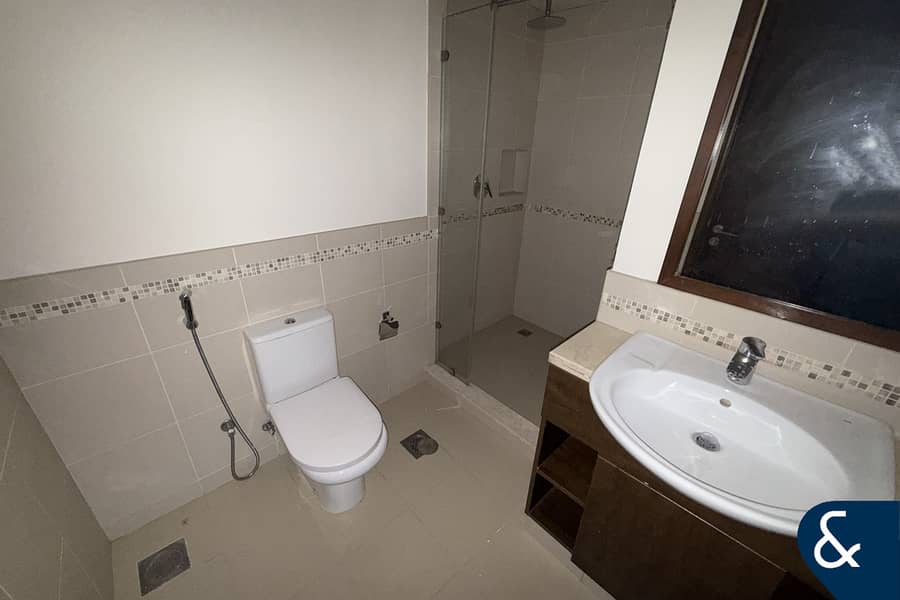 Vacant | Spacious | Landscaped l 4 Beds - Image 9