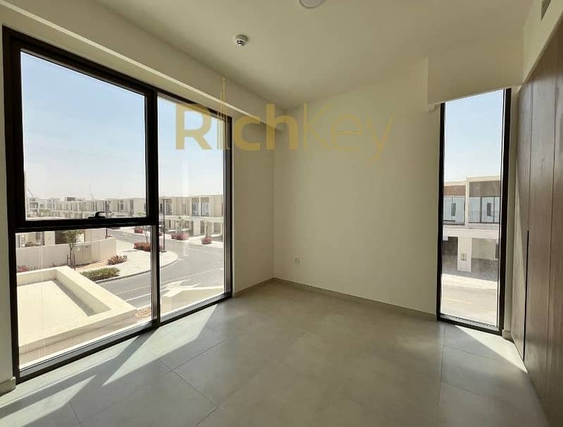 Vacant | Large Layout | Single Row