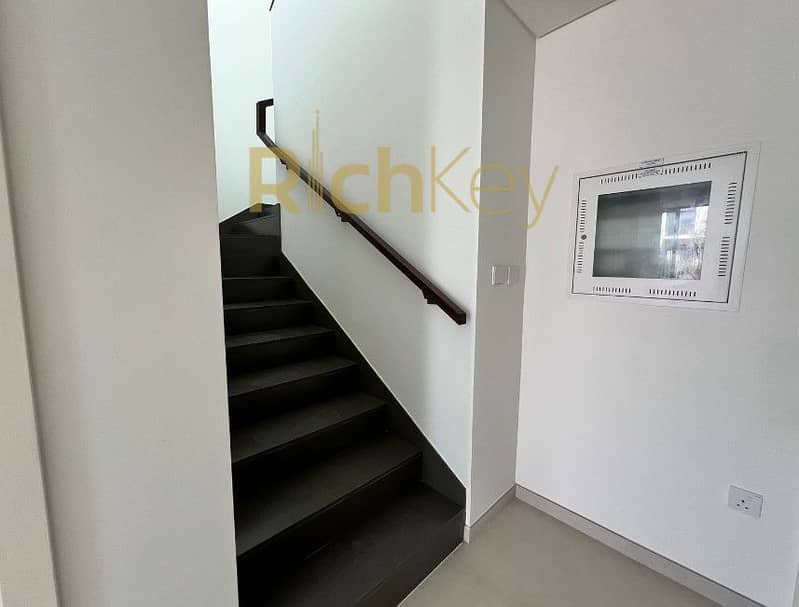 Vacant | Large Layout | Single Row - Image 11