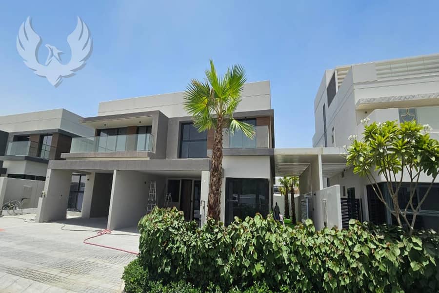 Corner unit / Exquisite 3-bedroom + maid Townhouse