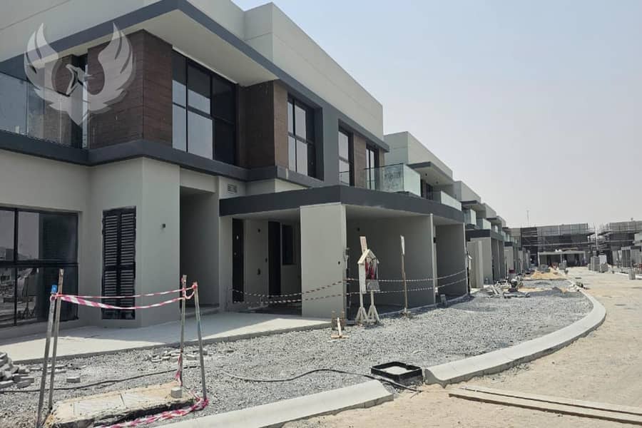 Corner unit / Exquisite 3-bedroom + maid Townhouse