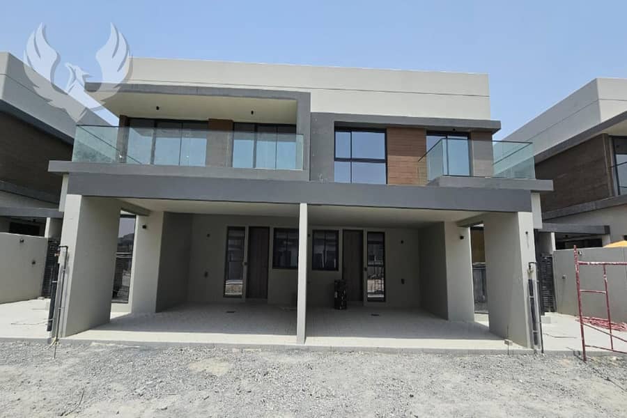 Corner unit / Exquisite 3-bedroom + maid Townhouse