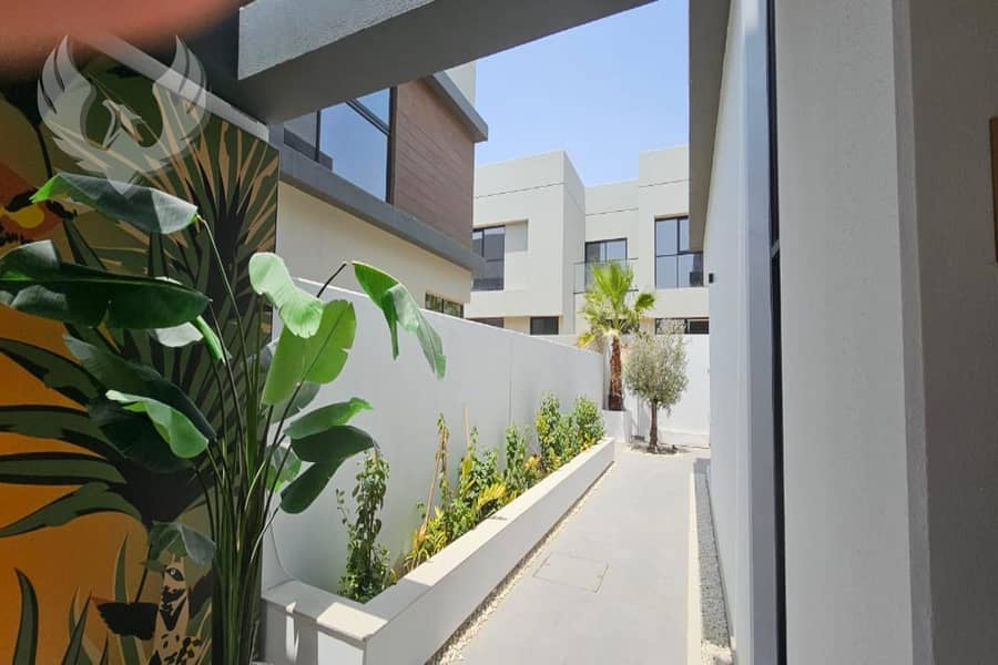 Corner unit / Exquisite 3-bedroom + maid Townhouse - Image 6