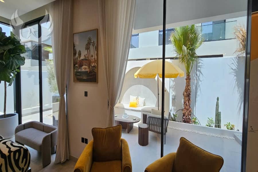 Corner unit / Exquisite 3-bedroom + maid Townhouse - Image 8