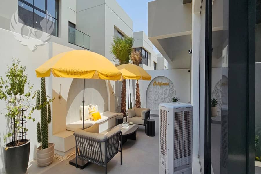 Corner unit / Exquisite 3-bedroom + maid Townhouse - Image 10