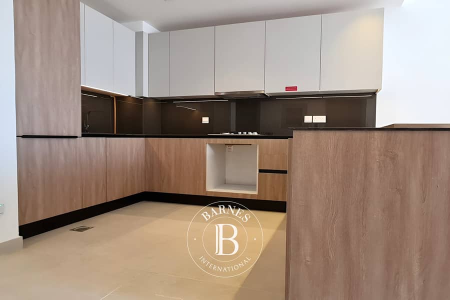 Large 1BR plus Storage | Modern Unit | Pool View - Image 6