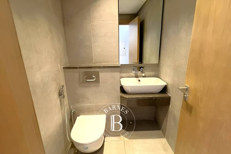 Large 1BR plus Storage | Modern Unit | Pool View - Image 8