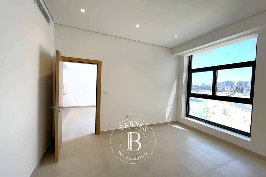 Large 1BR plus Storage | Modern Unit | Pool View - Image 9