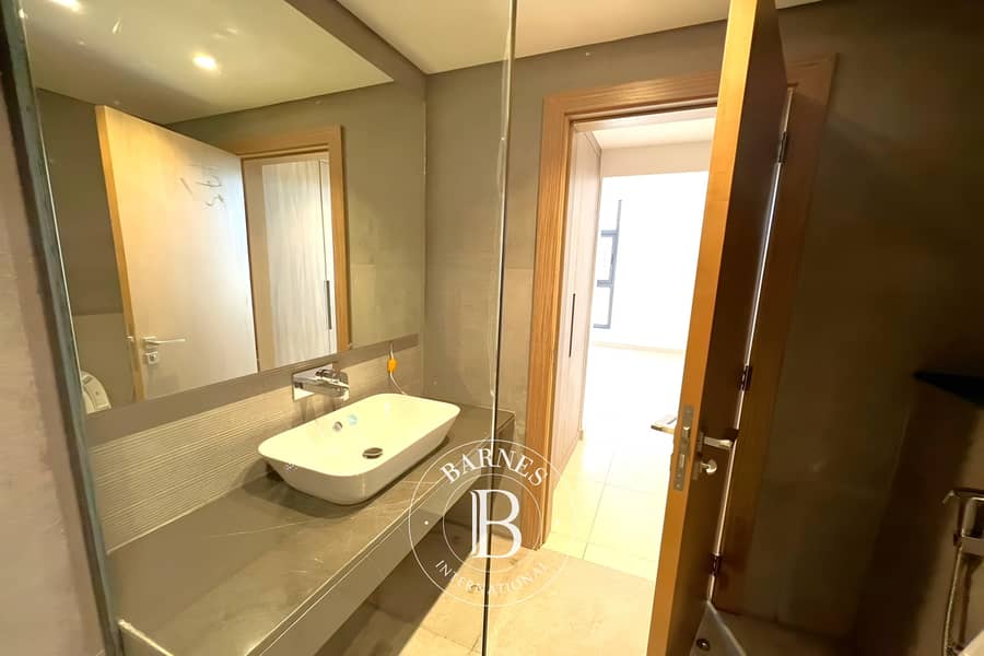 Large 1BR plus Storage | Modern Unit | Pool View - Image 14