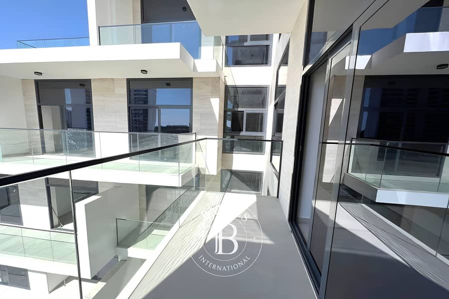 Large 1BR plus Storage | Modern Unit | Pool View - Image 16