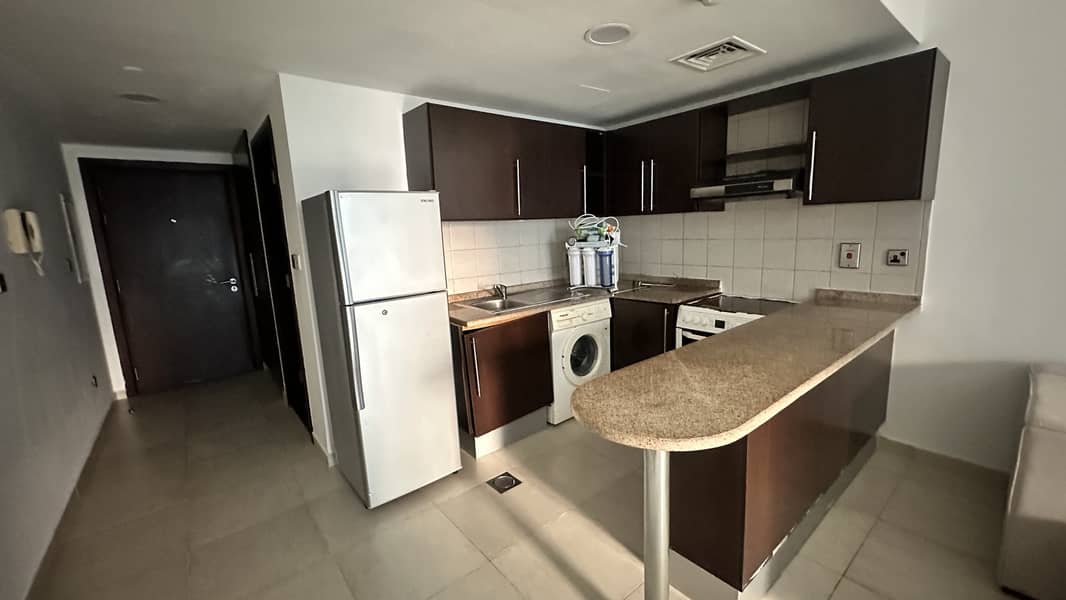 Lake View | Well Maintained | Near Metro - Image 7