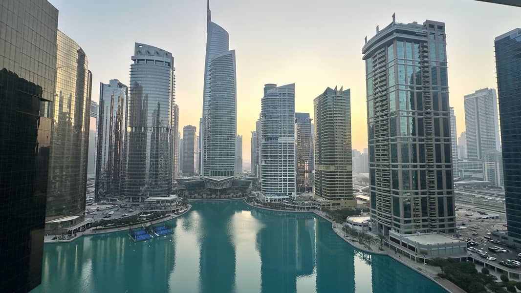 Lake View | Well Maintained | Near Metro - Image 8