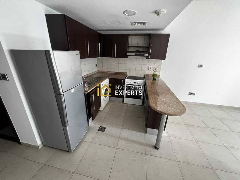 Lake View | Well Maintained | Near Metro - Image 12