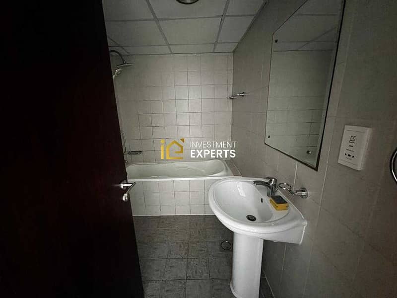 Lake View | Well Maintained | Near Metro - Image 15