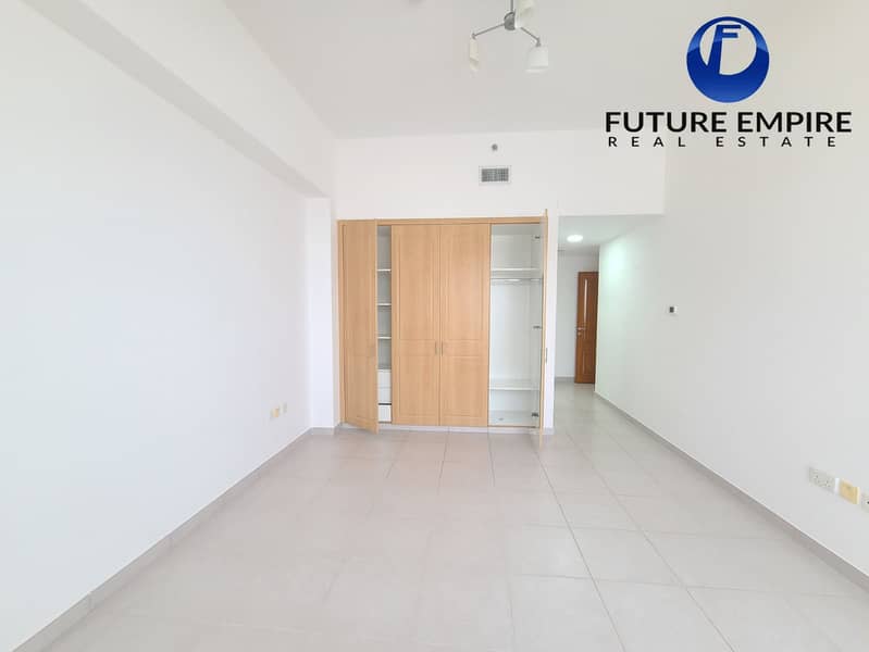 Spacious 2BHK | Near Metro | Ready to Book | Laundry Room - Image 9