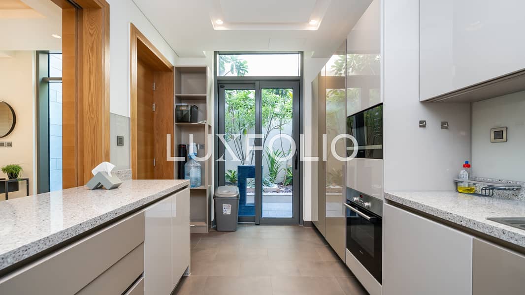 Vacant | Luxury Furniture Included | Private Pool - Image 10