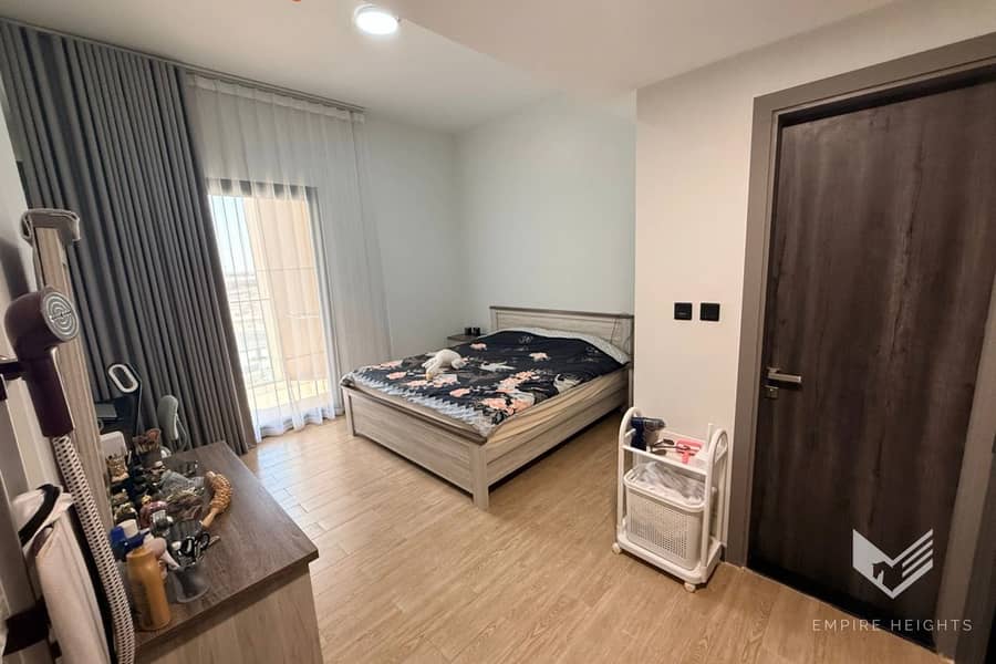 FURNISHED | POOL VIEW | MODERN - Image 7