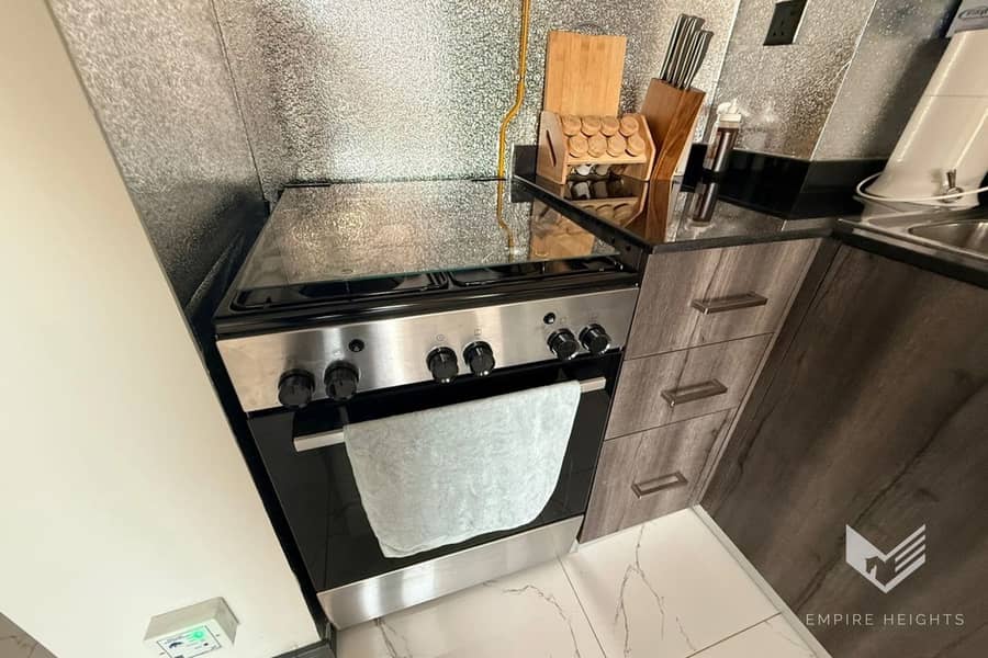 FURNISHED | POOL VIEW | MODERN - Image 14