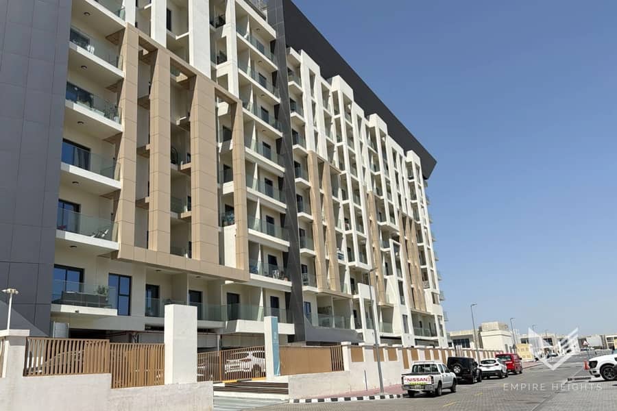 FURNISHED | POOL VIEW | MODERN - Image 27