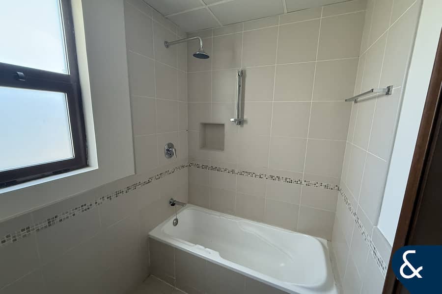 Vacant | Spacious | Landscaped l 4 Beds - Image 17