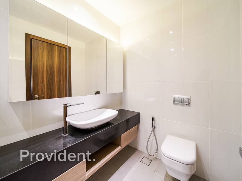 Spacious 2BR | Prime Location | Elegant Design - Image 8