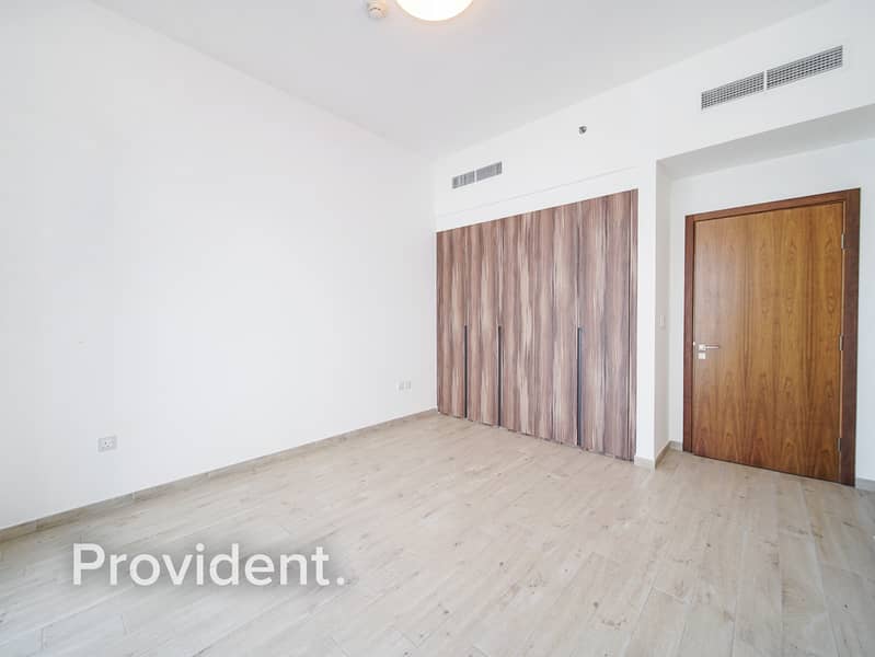 Spacious 2BR | Prime Location | Elegant Design - Image 10