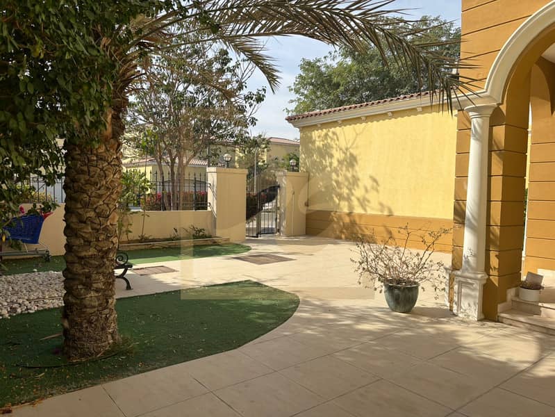 Single Row | Private Pool | Vacant