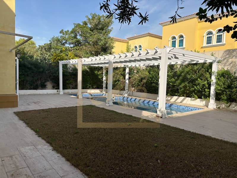 Single Row | Private Pool | Vacant