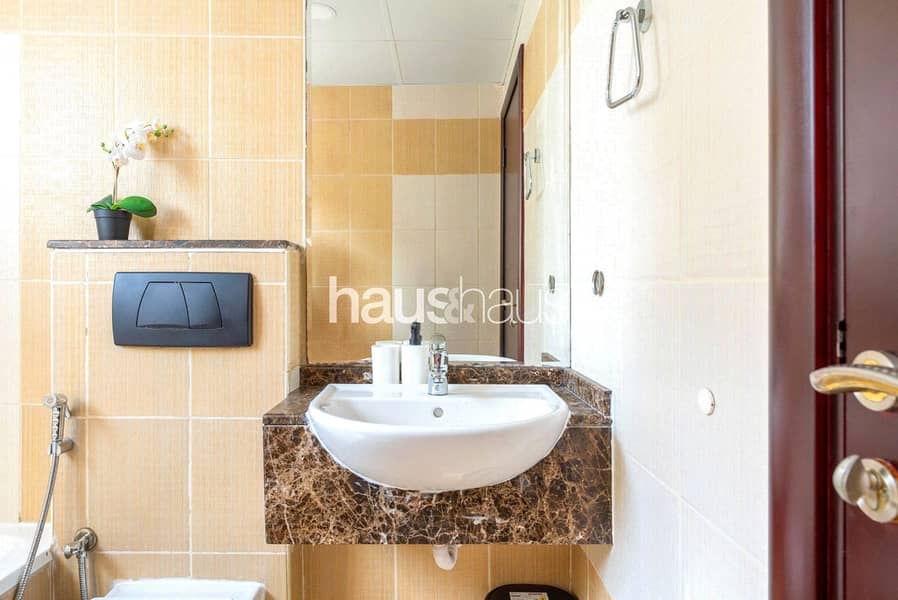 Vacant! | Upgraded | Ideal Location - Image 7