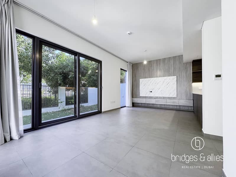 SINGLE ROW | CLOSE TO AMENITIES | FULLY UPGRADED