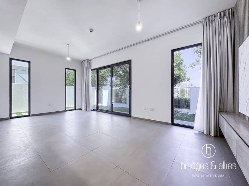 SINGLE ROW | CLOSE TO AMENITIES | FULLY UPGRADED