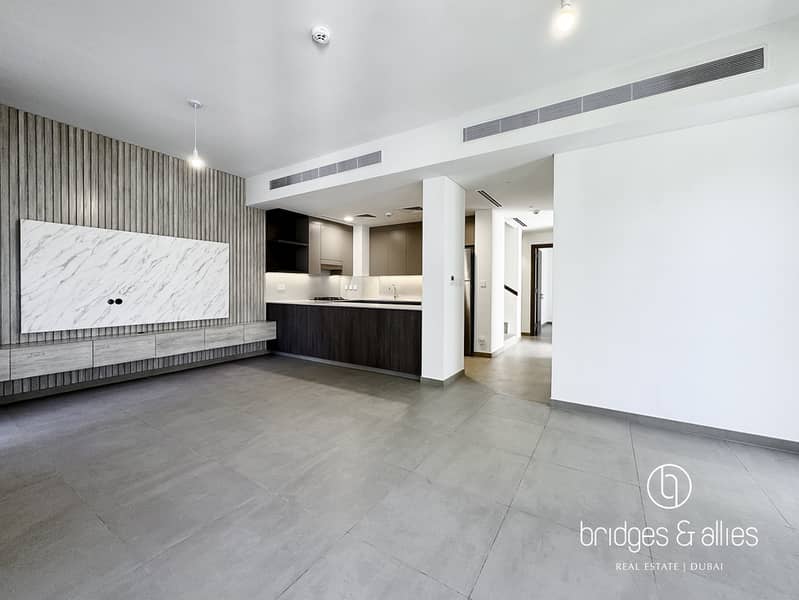 SINGLE ROW | CLOSE TO AMENITIES | FULLY UPGRADED - Image 8