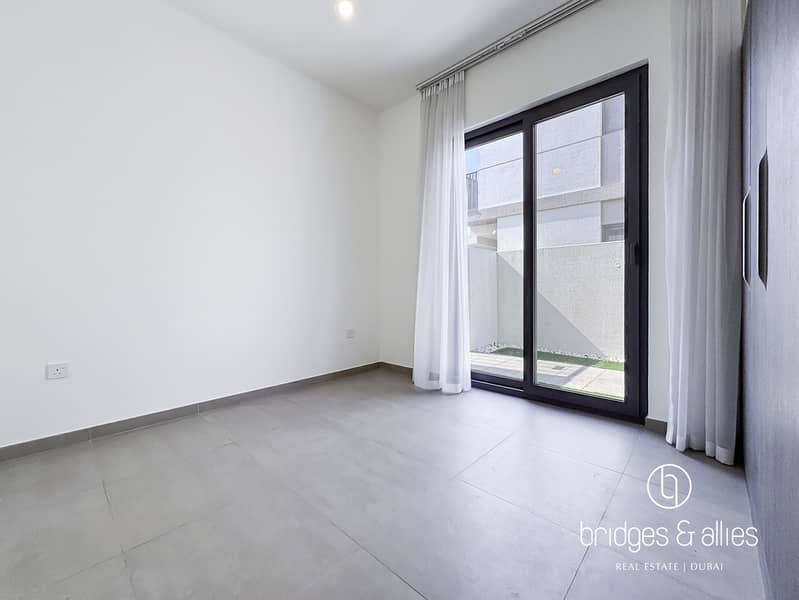 SINGLE ROW | CLOSE TO AMENITIES | FULLY UPGRADED - Image 12