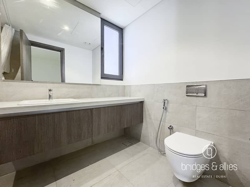 SINGLE ROW | CLOSE TO AMENITIES | FULLY UPGRADED - Image 15