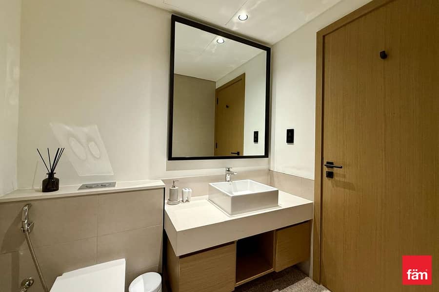 Prime Location | Fully Furnished | Modern - Image 26