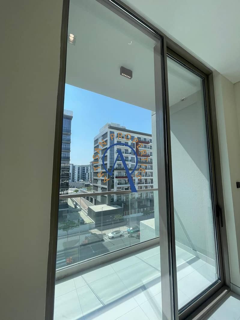 VACANT | MODERN TOUCHES | PRIME CITY LOCATION - Image 9