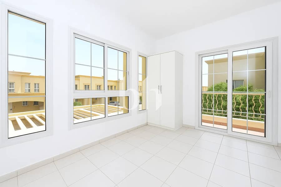 Type 4E | Lake Backing | Single Row | Large Plot